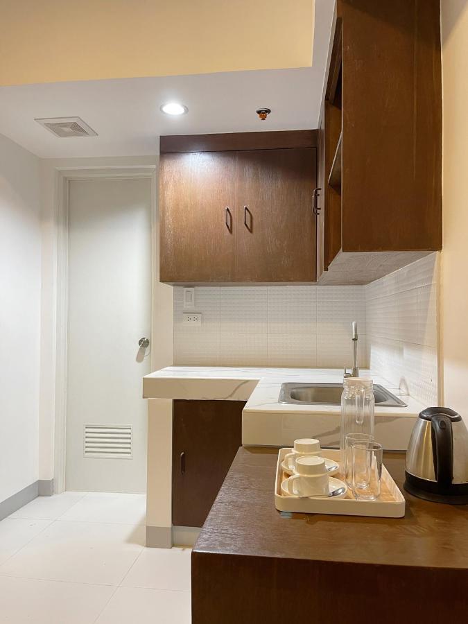 Airo Suites Makati Pasay Exterior foto